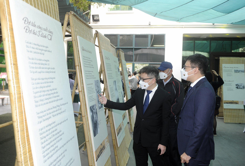 Một góc triển lãm "Theo dấu chân Đại tướng" đang trưng bày tại Bảo tàng Phụ nữ Việt Nam