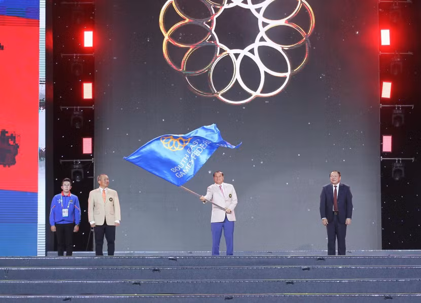 Đại diện Campuchia - chủ nhà SEA Games 32 nhận chuyển giao cờ Liên đoàn thể thao Đông Nam Á Đại diện Campuchia - chủ nhà SEA Games 32 nhận chuyển giao cờ Liên đoàn thể thao Đông Nam Á