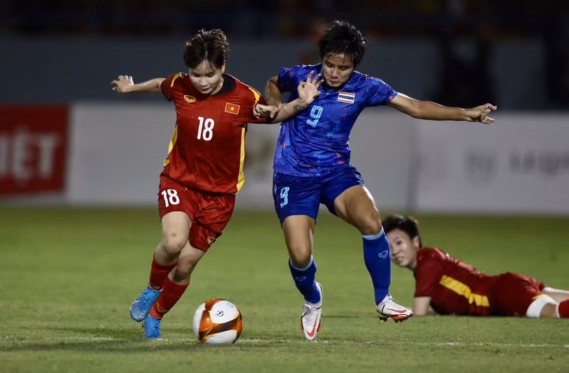 Thái Lan (áo xanh) lần thứ 3 liên tiếp thất bại trước Việt Nam ở chung kết bóng đá nữ SEA Games
