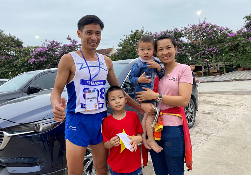 Vợ con chung vui cùng nhà vô địch SEA Games Nguyễn Văn Lai