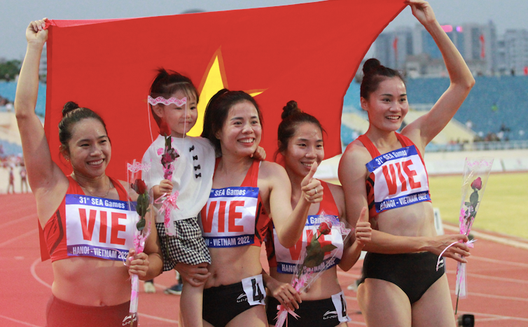 Tổ tiếp sức 4x400m nữ ăn mừng tấm HCV ở kỳ SEA Games thứ tư liên tiếp