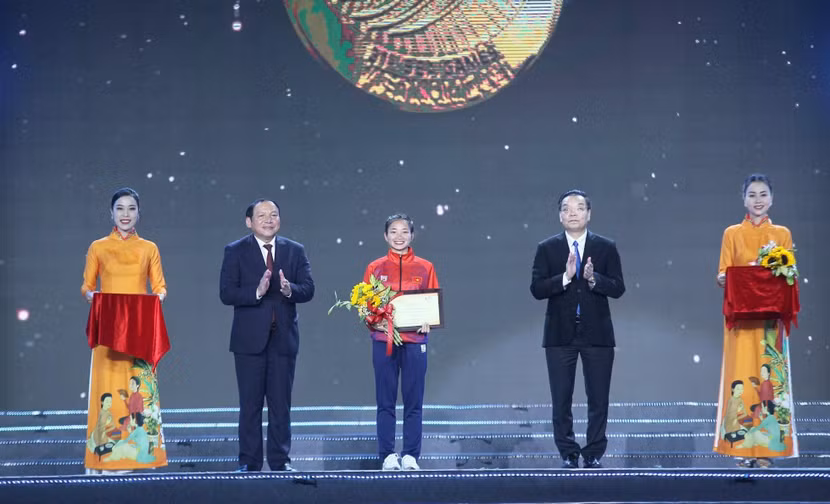 Ban tổ chức vinh danh Nguyễn Thị Oanh cùng 3 VĐV xuất sắc nhất SEA Games 31 Ban tổ chức vinh danh Nguyễn Thị Oanh cùng 3 VĐV xuất sắc nhất SEA Games 31