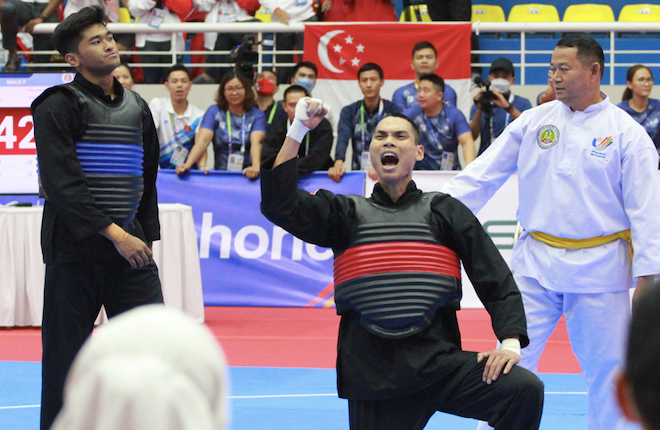 Trần Đình Nam (giáp đỏ) thắng áp đảo Abdul Rashid 42-14, giành HCV thuyết phục Trần Đình Nam (giáp đỏ) thắng áp đảo Abdul Rashid 42-14, giành HCV thuyết phục