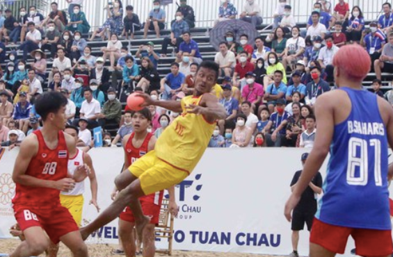 Tuyển bóng ném bãi biển nam Việt Nam (áo vàng) toàn thắng tại giải, giành HCV thuyết phục...