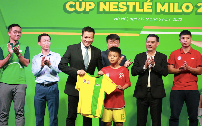 Trao áo đấu tượng trưng cho cầu thủ dự giải Trao áo đấu tượng trưng cho cầu thủ dự giải