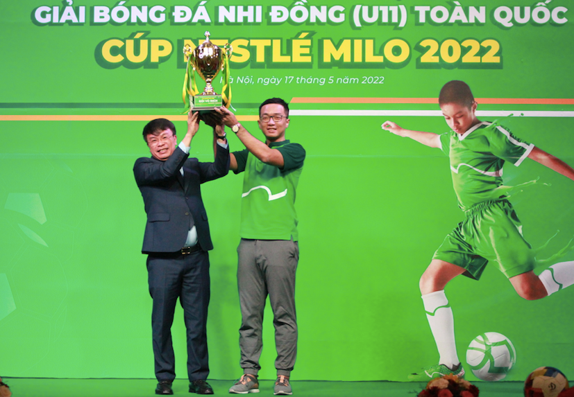 Đại diện nhà tài trợ trao Cúp vô địch cho đại diện ban tổ chức giải tại lễ công bố Đại diện nhà tài trợ trao Cúp vô địch cho đại diện ban tổ chức giải tại lễ công bố