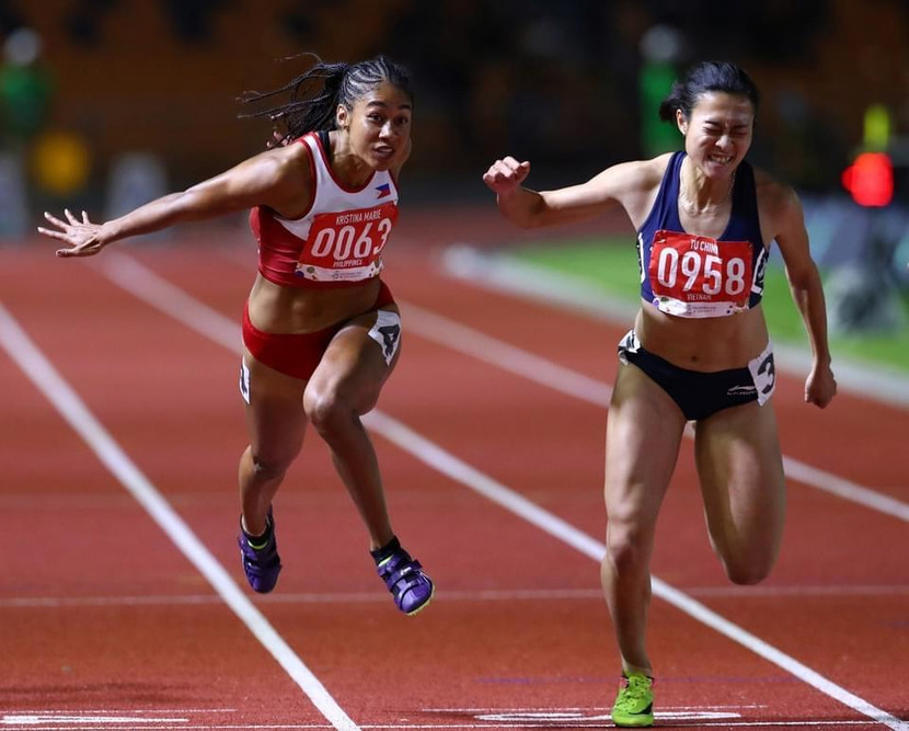 Chủ nhân tấm HCV chạy 100m nữ SEA Games 31 đang là ẩn số, sau khi cả đương kim vô địch Lê Tú Chinh (phải) và đương kim á quân Knott vắng mặt. Chủ nhân tấm HCV chạy 100m nữ SEA Games 31 đang là ẩn số, sau khi cả đương kim vô địch Lê Tú Chinh (phải) và đương kim á quân Knott vắng mặt.