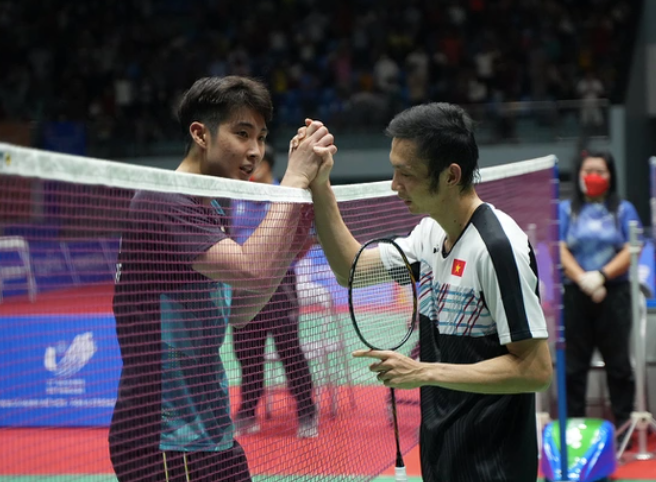 Cầu lông Việt Nam lép vế trước Indonesia, Thái Lan, Malaysia và nay là trước cả Singapore. Trong ảnh: Tay vợt số 1 Việt Nam Nguyễn Tiến Minh dù chơi thăng hoa vẫn không thể vượt qua Low Kean Yew (Singapore) tại bán kết đơn nam cầu lông SEA Games 31