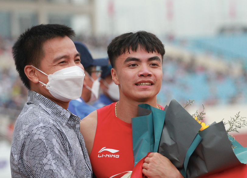 Ngần Ngọc Nghĩa cùng bố hạnh phúc với tấm huy chương Bạc nội dung danh giá môn điền kinh SEA Games Ngần Ngọc Nghĩa cùng bố hạnh phúc với tấm huy chương Bạc nội dung danh giá môn điền kinh SEA Games