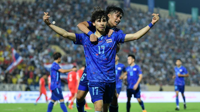 Ben Davis (17) hạnh phúc với bàn thắng đầu tiên cho U23 Thái Lan