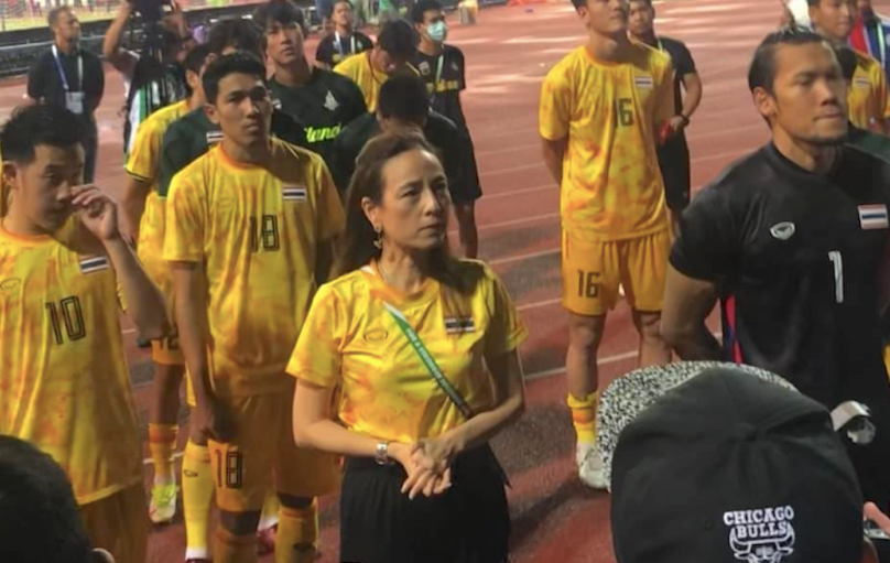 ... và dẫn các thành viên U23 tới xin lỗi CĐV Thái Lan có mặt tại Mỹ Đình ... và dẫn các thành viên U23 tới xin lỗi CĐV Thái Lan có mặt tại Mỹ Đình