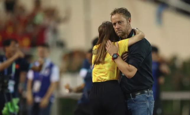 Nữ trưởng đoàn U23 Thái Lan - Nualphan Lamsan chia buồn cùng HLV Polking sau thất bại của đội nhà... Nữ trưởng đoàn U23 Thái Lan - Nualphan Lamsan chia buồn cùng HLV Polking sau thất bại của đội nhà...