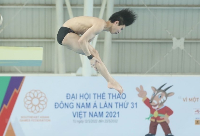 Một thành viên đội tuyển nhảy cầu Việt Nam tập luyện chuẩn bị cho SEA Games 31 (Ảnh: TTXVN)