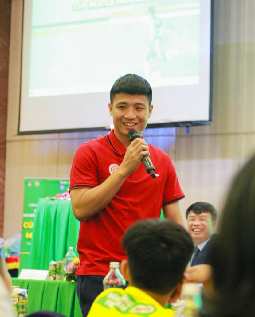 Bùi Tiến Dũng truyền cảm hứng cho các cầu thủ dự giải U11 toàn quốc 2022