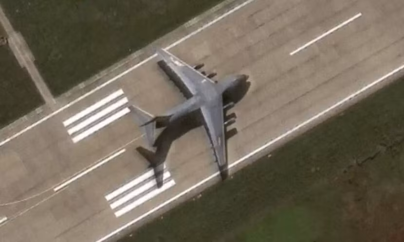 Máy bay vận tải lớn nhất Y-20 của Trung Quốc được cho đã hạ cánh xuống sân bay trên đảo nhân tạo đá Chữ Thập thuộc quần đảo Trường Sa của Việt Nam bị Trung Quốc chiếm đóng trái phép Máy bay vận tải lớn nhất Y-20 của Trung Quốc được cho đã hạ cánh xuống sân bay trên đảo nhân tạo đá Chữ Thập thuộc quần đảo Trường Sa của Việt Nam bị Trung Quốc chiếm đóng trái phép