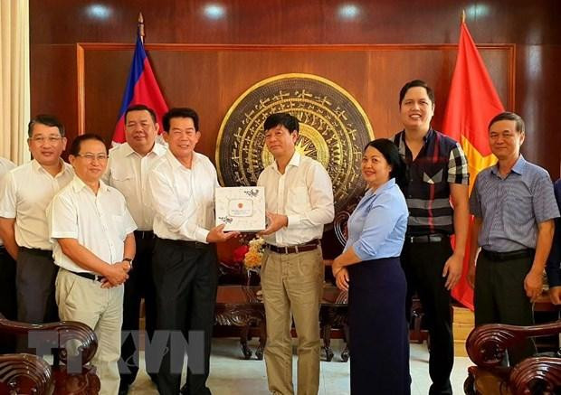 Ông Lou Kim Chhun (thứ tư từ trái sang) bày tỏ cảm ơn và tri ân sâu sắc về sự giúp đỡ vĩ đại của quân tình nguyện Việt Nam giúp Campuchia thoát khỏi thảm họa diệt chủng đen tối