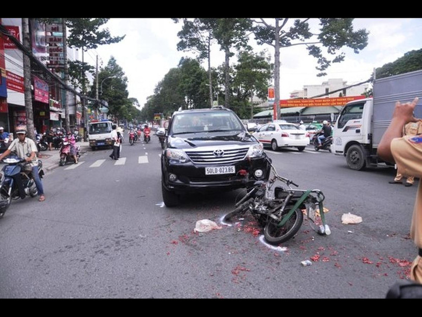 Xe máy cũ nát dùng chở thịt lợn gây tai nạn, chủ xe “bỏ của chạy lấy người” Xe máy cũ nát dùng chở thịt lợn gây tai nạn, chủ xe “bỏ của chạy lấy người”