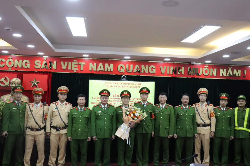 Công an quận Hoàn Kiếm ra mắt 2 tổ công tác 141 Công an quận Hoàn Kiếm ra mắt 2 tổ công tác 141