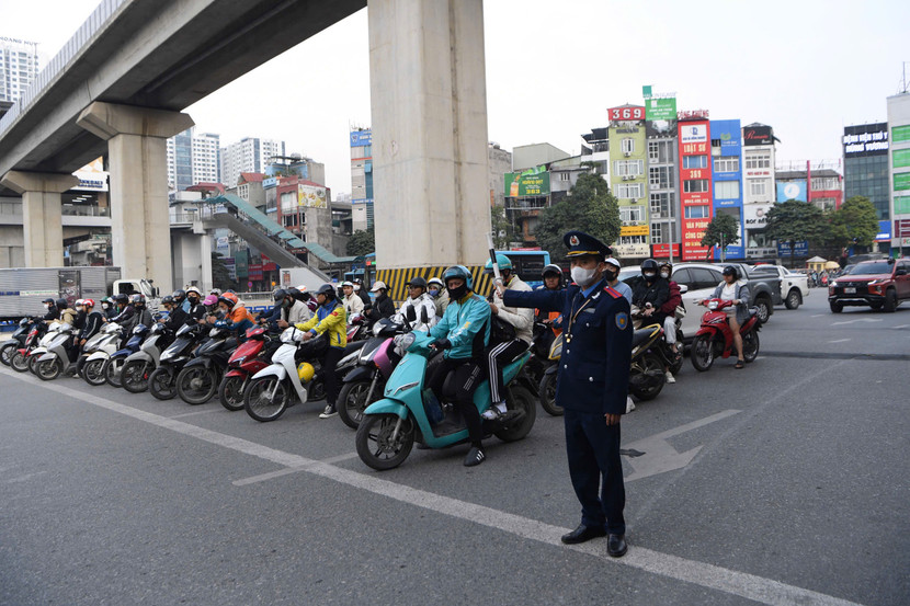 Dù lưu lượng phương tiện gia tăng đáng kể nhưng người dân vẫn nghiêm chỉnh chấp hành tín hiệu đèn cũng như hướng dẫn của lực lượng chức năng