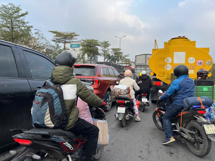 Từ 16h, các ngả đường đều rất đông