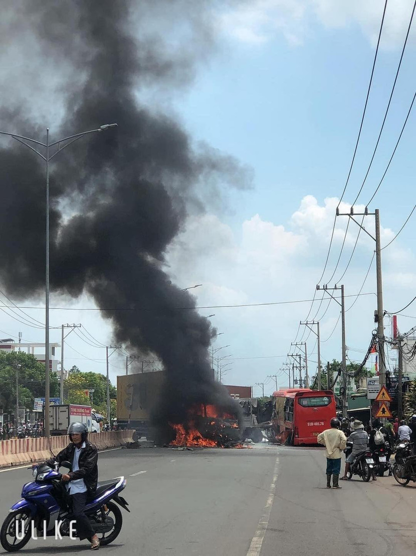 Xe ô tô đầu kéo bốc cháy dữ dội sau tai nạn Xe ô tô đầu kéo bốc cháy dữ dội sau tai nạn