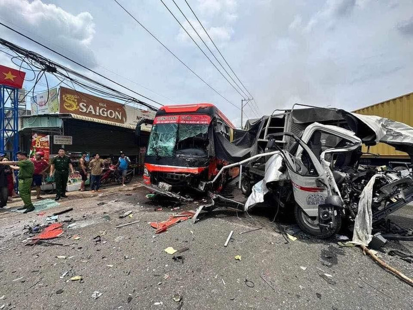 Lực lượng chức năng có mặt tại hiện trường để dập tắt đám cháy và cứu người bị nạn Lực lượng chức năng có mặt tại hiện trường để dập tắt đám cháy và cứu người bị nạn