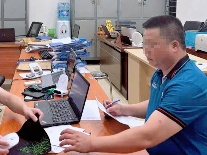 Tài xế xe con làm việc tại cơ quan công an