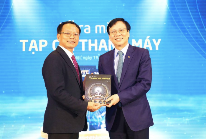 Phó Chủ tịch Thường trực Hội Nhà báo Việt Nam Hồ Quang Lợi (phải) chúc mừng Tạp chí Thang máy ra số đầu tiên