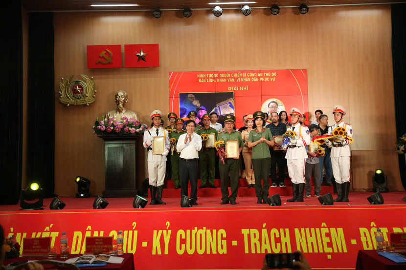 Trao giải Nhì cho phóng viên Nguyễn Phú Khánh, An ninh Thủ đô.