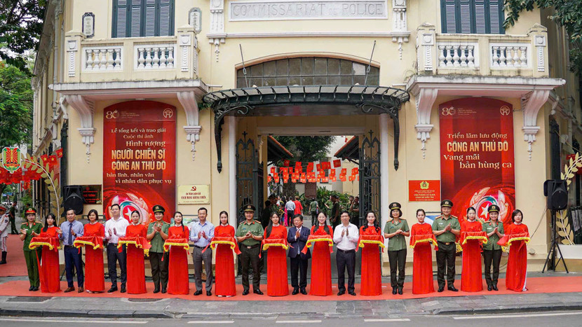 Các đại biểu tham dự cắt băng khai mạc Triển lãm ảnh lưu động "Công an Thủ đô vang mãi bản hùng ca"