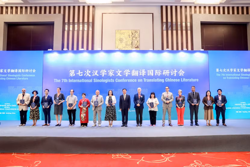 Dịch giả Nguyễn Lệ Chi và 14 dịch giả đến từ các quốc gia khác nhận danh hiệu "Người bạn của văn học Trung Quốc"