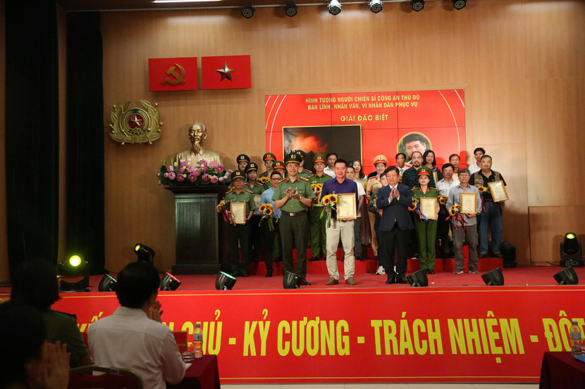 Trao giải Đặc biệt của cuộc thi cho tác giả Nguyễn Tiến Dũng