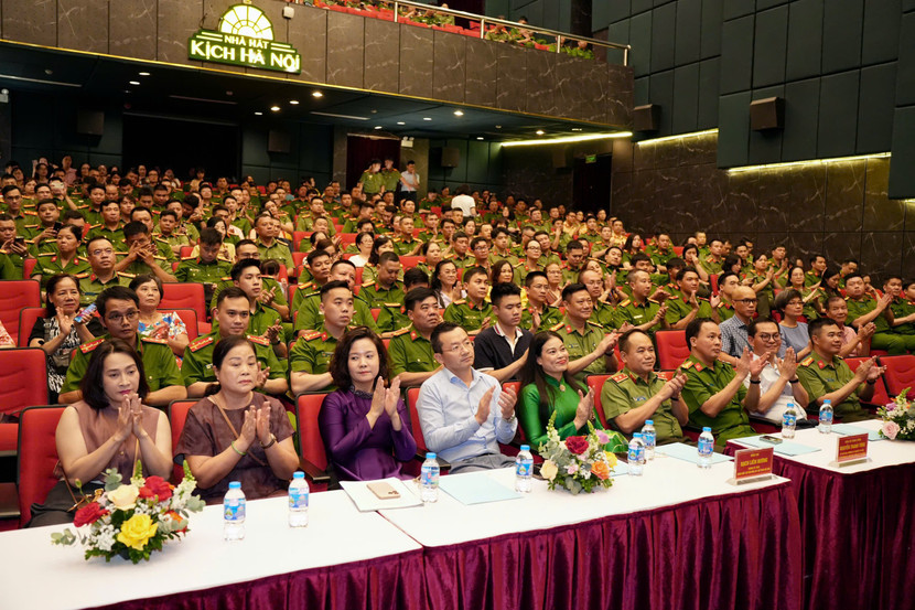 Buổi công diễn vở kịch nói "Đối mặt" diễn ra vào tối 18-7 tại Nhà hát Kịch Hà Nội Buổi công diễn vở kịch nói "Đối mặt" diễn ra vào tối 18-7 tại Nhà hát Kịch Hà Nội