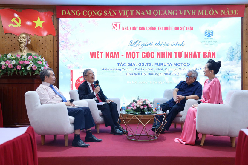 GS Furuta Motoo tại lễ giới thiệu cuốn sách "Việt Nam - Một góc nhìn từ Nhật Bản"