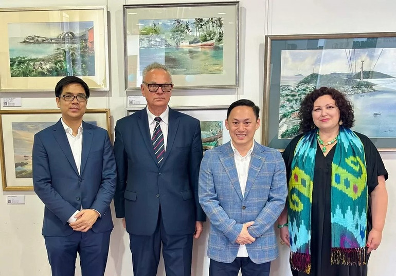 Nghệ sĩ Minh Đàm (thứ hai từ phải sang) chụp ảnh cùng các quan khách tham dự sự kiện. Nghệ sĩ Minh Đàm (thứ hai từ phải sang) chụp ảnh cùng các quan khách tham dự sự kiện.