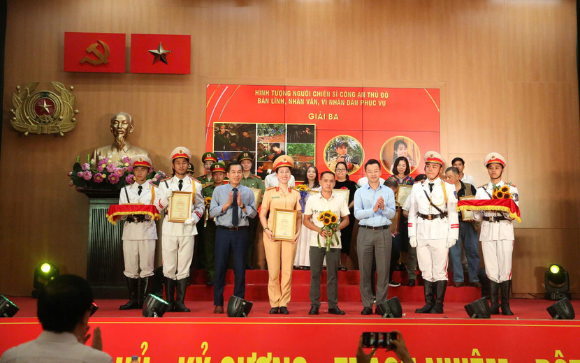 Trao giải Ba cho phóng viên ảnh Đinh Tuấn Anh, An ninh Thủ đô