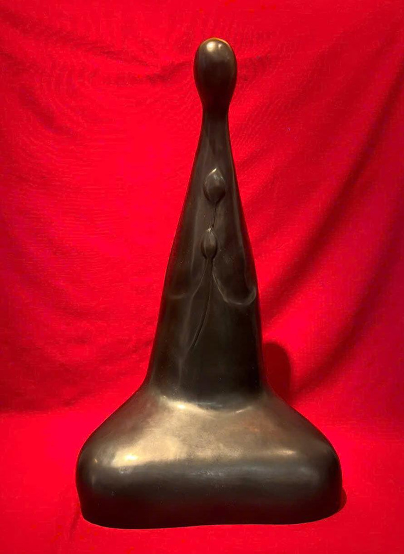 Tác phẩm điêu khắc của họa sĩ Lê Thiết Cương được lấy cảm hứng từ bài thơ "Hữu Không" (Có - Không) của Thiền sư Từ Đạo Hạnh thời Lý: "Có thì có tự mảy may/ Không thì cả thế gian này cũng không".