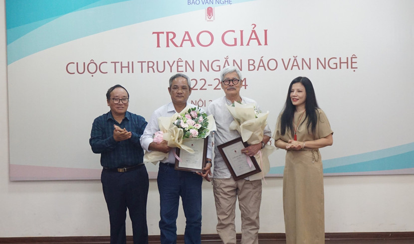Trao giải Ba cho các tác giả.