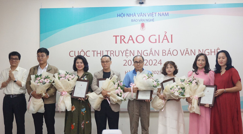 Trao giải Tư cho các tác giả