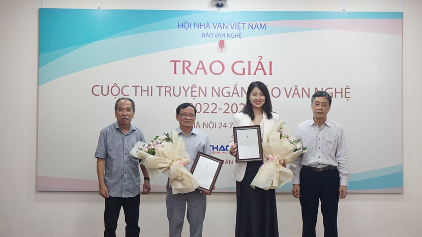 Trao giải Nhì cuộc thi cho các tác giả