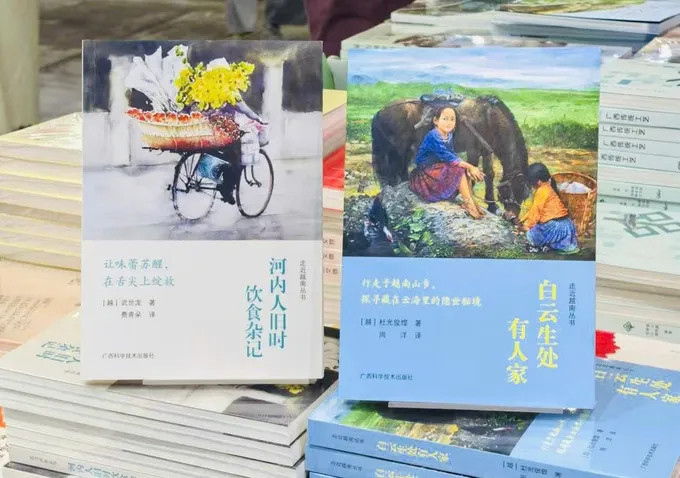 Cuốn "Người Hà Nội - chuyện ăn chuyện uống một thời" (tác giả Vũ Thế Long) và cuốn "Vắt qua những ngàn mây" (tác giả: Đỗ Quang Tuấn Hoàng).