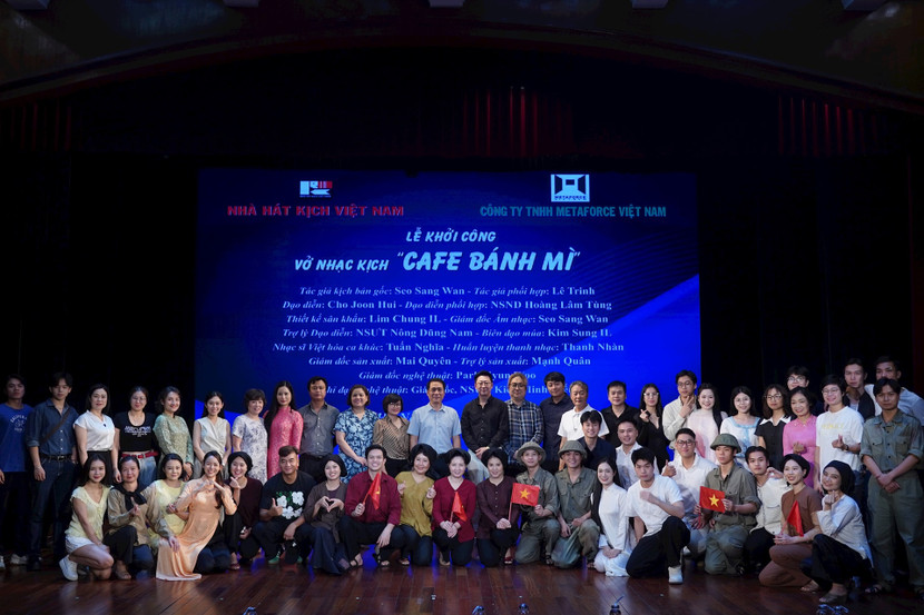 Ê kíp hùng hậu vở nhạc kịch "Cafe bánh mì".