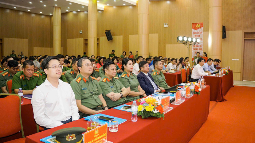 Cuộc thi ảnh với chủ đề “Hình tượng Người chiến sĩ Công an Thủ đô bản lĩnh, nhân văn, vì nhân dân phục vụ" do Công an thành phố Hà Nội phối hợp cùng Hội Nghệ sĩ Nhiếp ảnh Việt Nam, Hội Nhiếp ảnh Nghệ thuật Hà Nội tổ chức