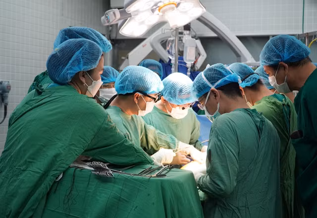 Các y bác sĩ Bệnh viện Chợ Rẫy nhận tạng từ người chết não hiến tặng (Ảnh BVCC)