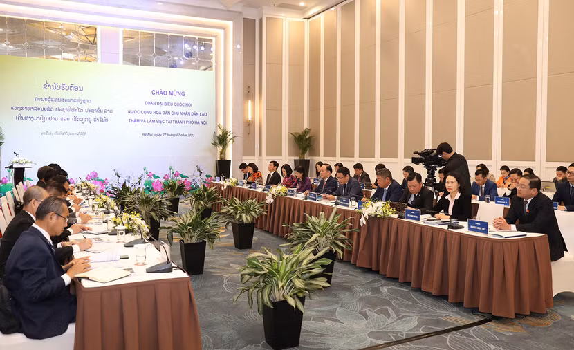 Chủ tịch HĐND TP Hà Nội Nguyễn Ngọc Tuấn chia sẻ nhiều nội dung với đoàn Quốc hội Lào