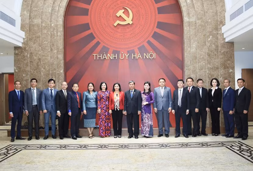 Phó Bí thư Thường trực Thành ủy Hà Nội Nguyễn Thị Tuyến tiếp Đoàn ĐBQH Lào.