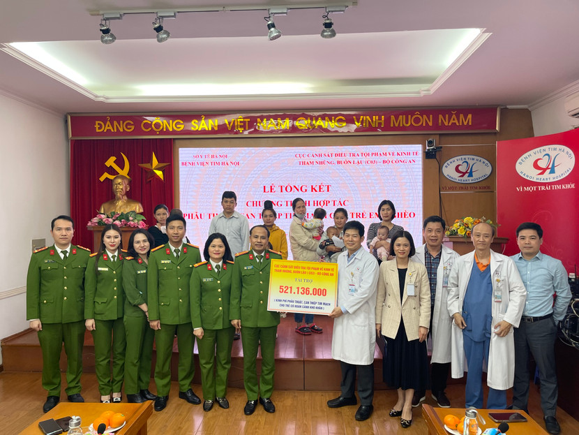 Đại diện Cục C03 Bộ Công an trao tặng số tiền hỗ trợ mổ tim cho bệnh nhân nghèo đến Bệnh viện Tim Hà Nội Đại diện Cục C03 Bộ Công an trao tặng số tiền hỗ trợ mổ tim cho bệnh nhân nghèo đến Bệnh viện Tim Hà Nội