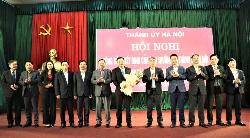 Các đại biểu dự hội nghị chúc mừng đồng chí Lê Ngọc Anh Các đại biểu dự hội nghị chúc mừng đồng chí Lê Ngọc Anh