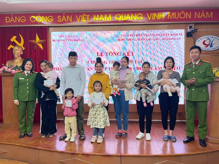 Đại diện C03 trao quà cho đại diện các gia đình có trẻ được hỗ trợ mổ tim miễn phí Đại diện C03 trao quà cho đại diện các gia đình có trẻ được hỗ trợ mổ tim miễn phí