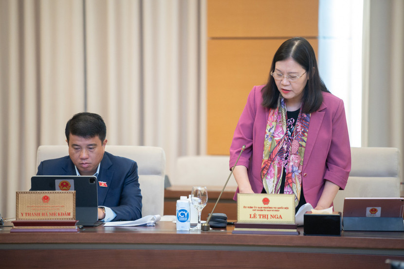 Chủ nhiệm Ủy ban Tư pháp Lê Thị Nga góp ý dự thảo Pháp lệnh